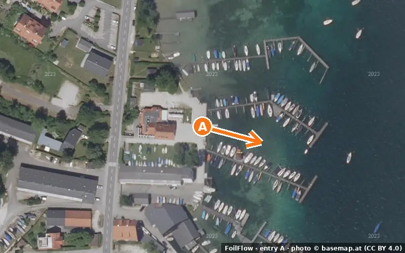 Luftbild von Einstieg A am Spot Abtsdorf (Attersee): der Pfeil zeigt aufs Wasser, P = Parkplätze