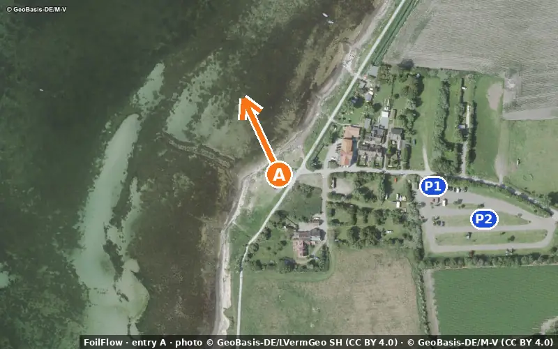 Aerial photo of entry A at Albertsdorf (Ostsee): the arrow points onto the water, P = car parks