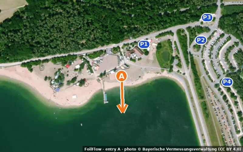 Luftbild von Einstieg A am Spot Allmannsdorf (Großer Brombachsee): der Pfeil zeigt aufs Wasser, P = Parkplätze