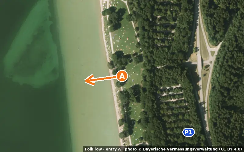 Aerial photo of entry A at Ambach (Starnberger See): the arrow points onto the water, P = car parks