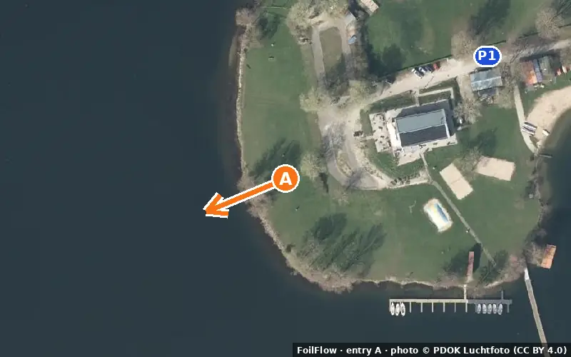Luchtfoto van instappunt A bij Appeltern: de pijl wijst het water op, P = parkeerplaatsen