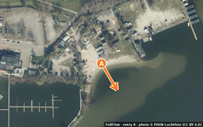 Luchtfoto van instappunt A bij Biddinghuizen (Veluwemeer): de pijl wijst het water op, P = parkeerplaatsen