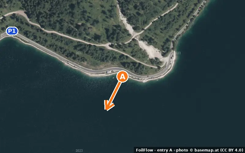 Aerial photo of entry A at Breitenwang (Plansee): the arrow points onto the water, P = car parks