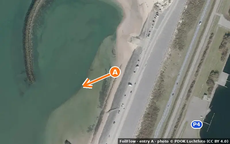 Luchtfoto van instappunt A bij Brouwersdam: de pijl wijst het water op, P = parkeerplaatsen