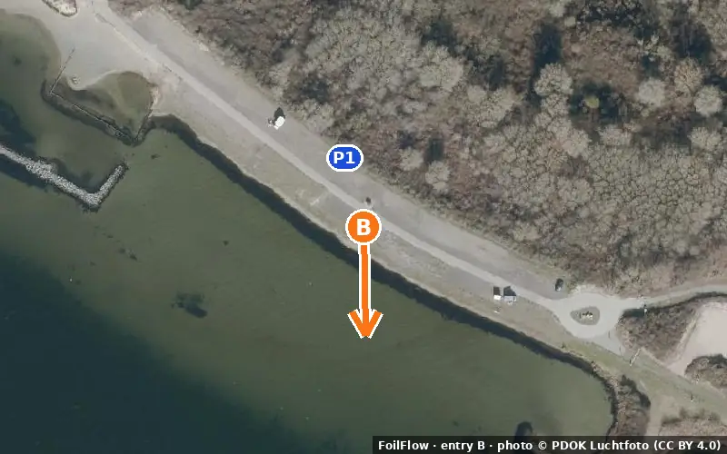 Luchtfoto van instappunt B bij Brouwersdam: de pijl wijst het water op, P = parkeerplaatsen
