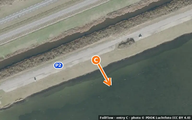 Luchtfoto van instappunt C bij Brouwersdam: de pijl wijst het water op, P = parkeerplaatsen