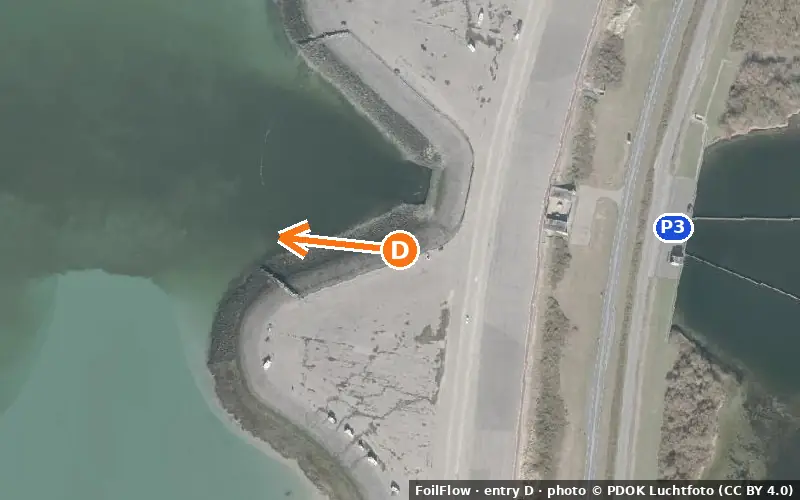 Luchtfoto van instappunt D bij Brouwersdam: de pijl wijst het water op, P = parkeerplaatsen