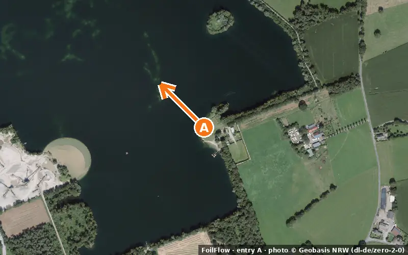 Luftbild von Einstieg A am Spot Bruckhausen (Tenderingssee): der Pfeil zeigt aufs Wasser, P = Parkplätze