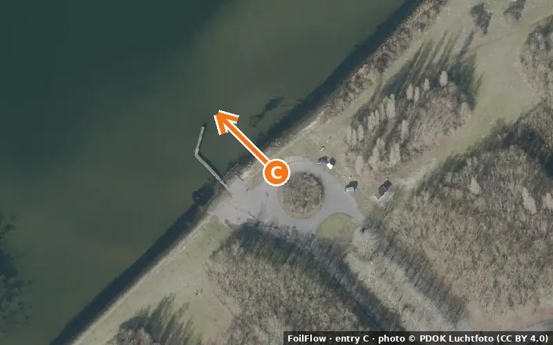 Aerial photo of entry C at Bruinisse: the arrow points onto the water, P = car parks