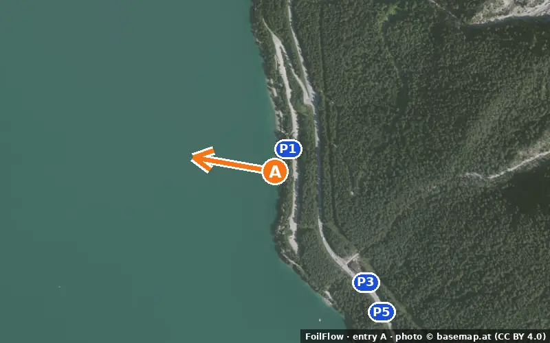 Aerial photo of entry A at Buchau (Achensee): the arrow points onto the water, P = car parks
