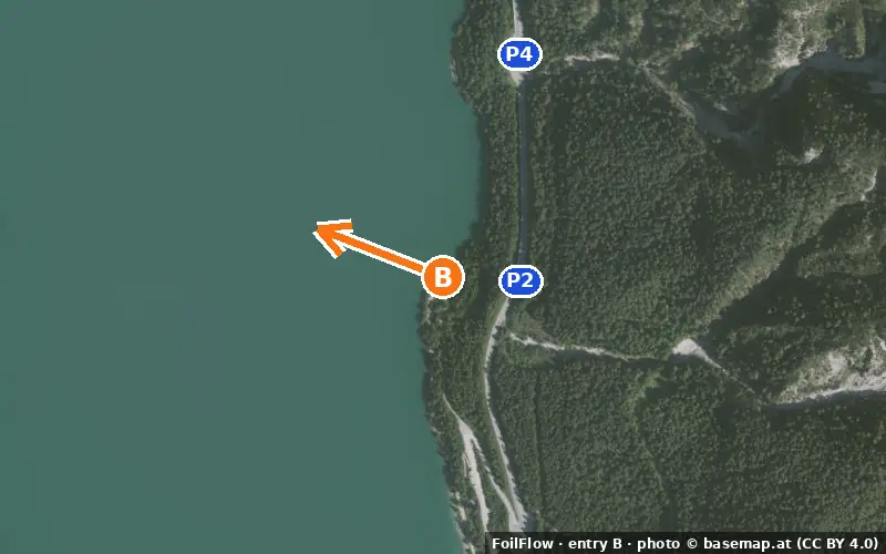 Aerial photo of entry B at Buchau (Achensee): the arrow points onto the water, P = car parks