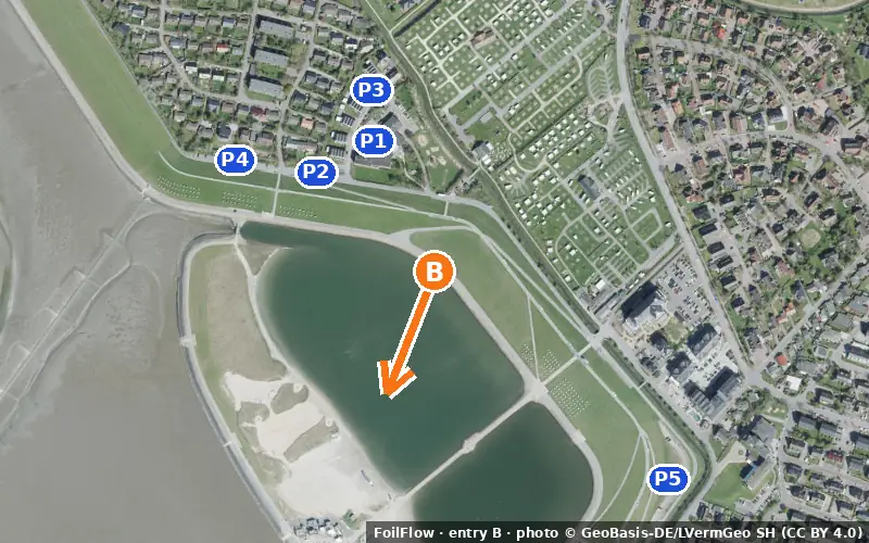 Aerial photo of entry B at Büsum (Wattenmeer): the arrow points onto the water, P = car parks