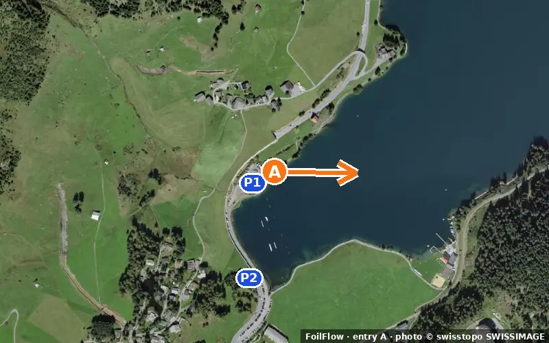 Luftbild von Einstieg A am Spot Davos (Davosersee): der Pfeil zeigt aufs Wasser, P = Parkplätze