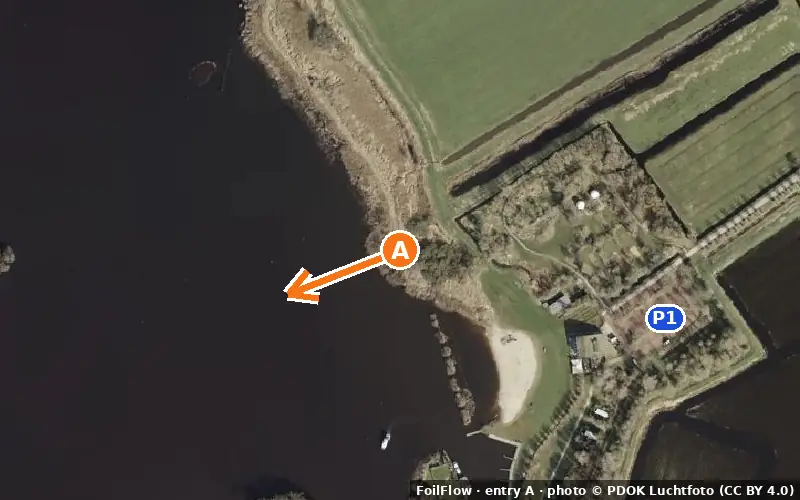 Aerial photo of entry A at De Leien: the arrow points onto the water, P = car parks