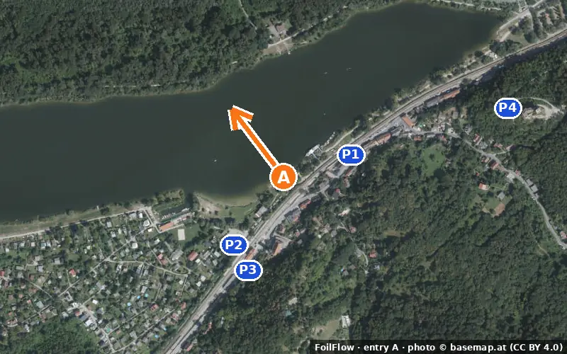 Aerial photo of entry A at Donau-Altarm Greifenstein: the arrow points onto the water, P = car parks