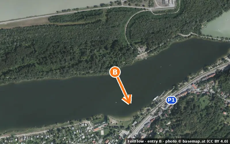 Aerial photo of entry B at Donau-Altarm Greifenstein: the arrow points onto the water, P = car parks