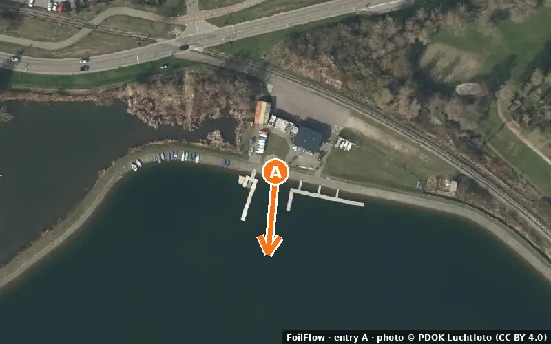 Aerial photo of entry A at Dordrecht: the arrow points onto the water, P = car parks