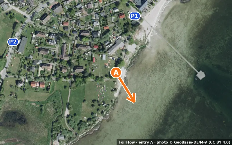 Luftbild von Einstieg A am Spot Dranske (Wieker Bodden): der Pfeil zeigt aufs Wasser, P = Parkplätze