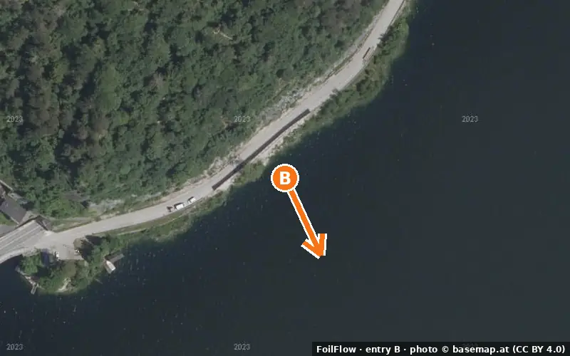 Aerial photo of entry B at Ebensee (Traunsee): the arrow points onto the water, P = car parks