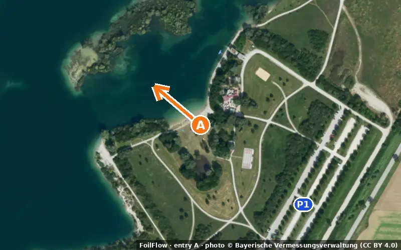 Aerial photo of entry A at Eching (Hollerner See): the arrow points onto the water, P = car parks