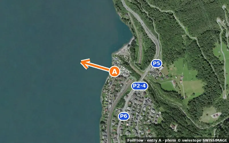 Aerial photo of entry A at Flüelen (Urnersee): the arrow points onto the water, P = car parks
