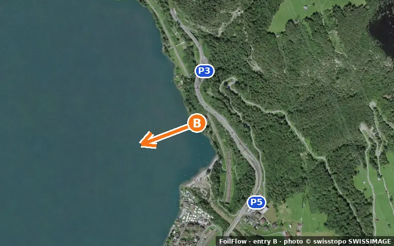 Aerial photo of entry B at Flüelen (Urnersee): the arrow points onto the water, P = car parks
