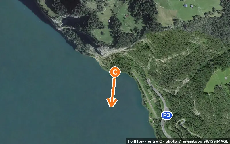 Aerial photo of entry C at Flüelen (Urnersee): the arrow points onto the water, P = car parks