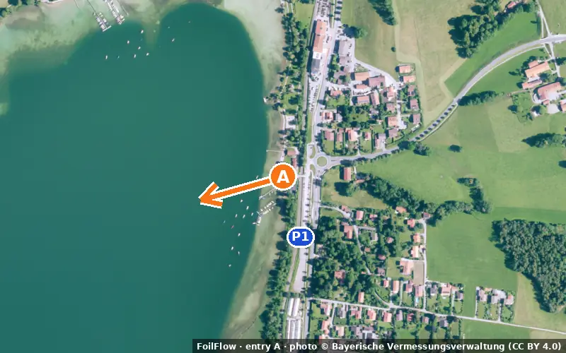 Aerial photo of entry A at Gmund (Tegernsee): the arrow points onto the water, P = car parks