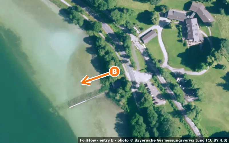Aerial photo of entry B at Gmund (Tegernsee): the arrow points onto the water, P = car parks