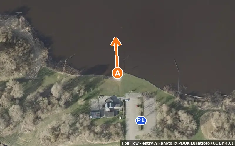 Aerial photo of entry A at Grutte Wielen: the arrow points onto the water, P = car parks