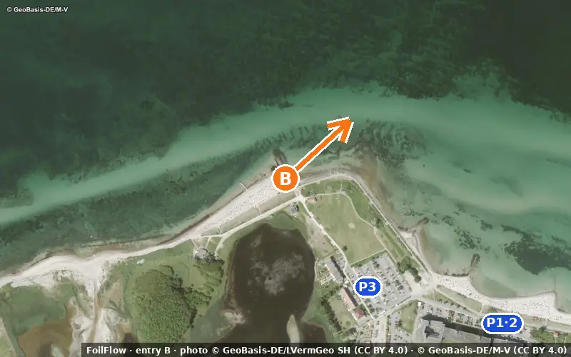 Aerial photo of entry B at Heiligenhafen (Ostsee): the arrow points onto the water, P = car parks