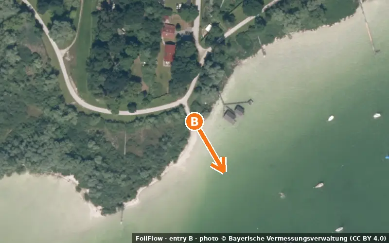Aerial photo of entry B at Herrsching am Ammersee: the arrow points onto the water, P = car parks
