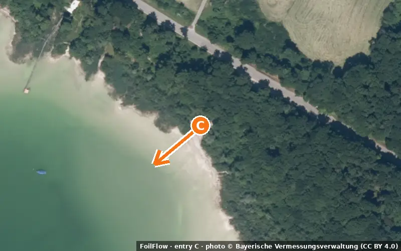 Aerial photo of entry C at Herrsching am Ammersee: the arrow points onto the water, P = car parks