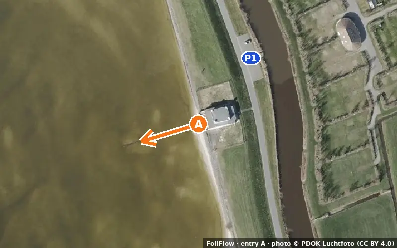 Aerial photo of entry A at Hindeloopen: the arrow points onto the water, P = car parks