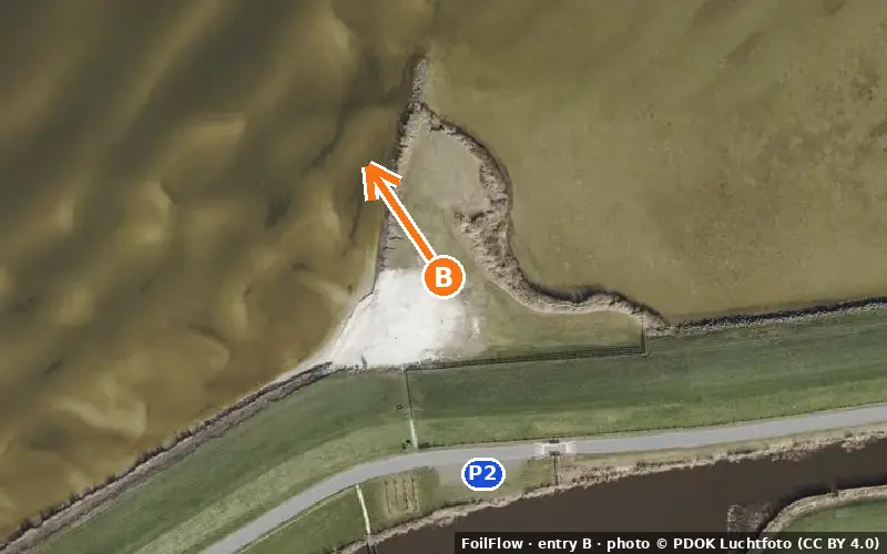 Aerial photo of entry B at Hindeloopen: the arrow points onto the water, P = car parks
