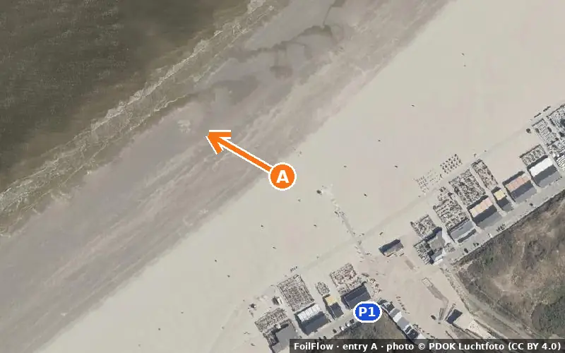 Luchtfoto van instappunt A bij Hoek van Holland (sea): de pijl wijst het water op, P = parkeerplaatsen