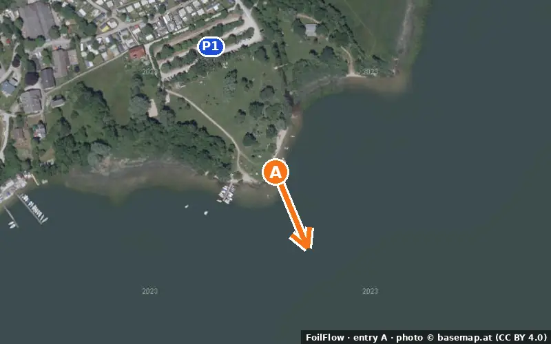 Aerial photo of entry A at Huttich (Wallersee): the arrow points onto the water, P = car parks