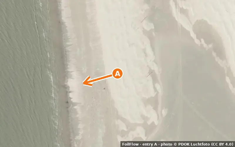Luchtfoto van instappunt A bij IJmuiden: de pijl wijst het water op, P = parkeerplaatsen