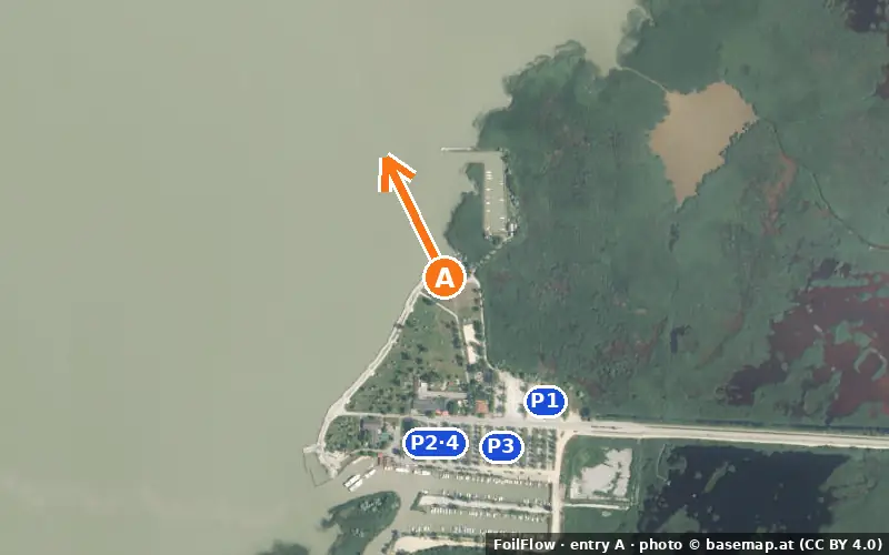 Luftbild von Einstieg A am Spot Illmitz (Neusiedler See): der Pfeil zeigt aufs Wasser, P = Parkplätze