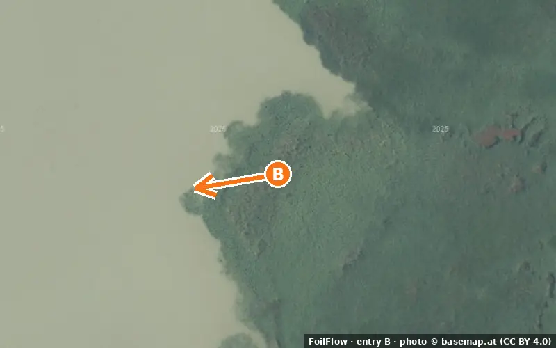 Luftbild von Einstieg B am Spot Illmitz (Neusiedler See): der Pfeil zeigt aufs Wasser, P = Parkplätze