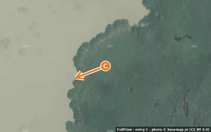 Luftbild von Einstieg C am Spot Illmitz (Neusiedler See): der Pfeil zeigt aufs Wasser, P = Parkplätze