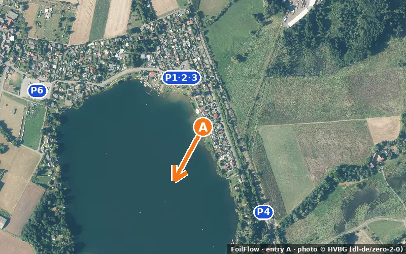 Luftbild von Einstieg A am Spot Inheiden (Trais-Horloffer-See): der Pfeil zeigt aufs Wasser, P = Parkplätze