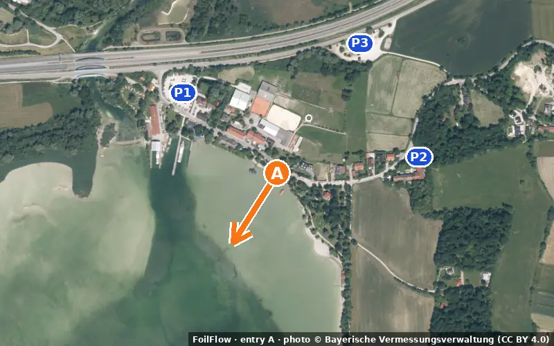 Aerial photo of entry A at Inning am Ammersee: the arrow points onto the water, P = car parks
