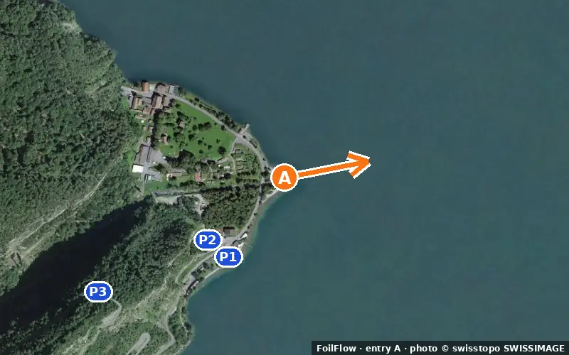 Aerial photo of entry A at Isleten (Urnersee): the arrow points onto the water, P = car parks