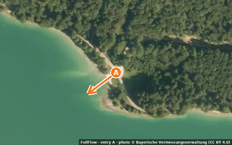 Aerial photo of entry A at Jachenau (Walchensee): the arrow points onto the water, P = car parks