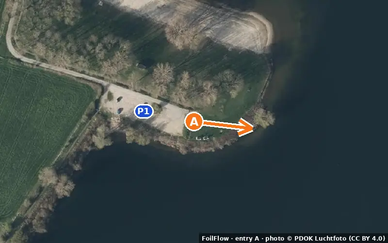 Aerial photo of entry A at Kerkdriel: the arrow points onto the water, P = car parks