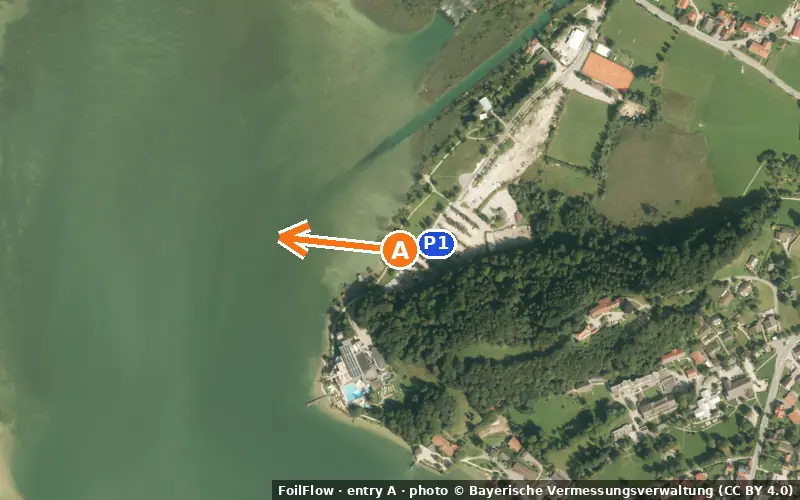 Luftbild von Einstieg A am Spot Kochel (Kochelsee): der Pfeil zeigt aufs Wasser, P = Parkplätze