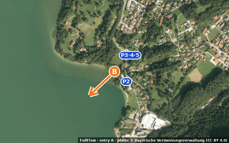 Luftbild von Einstieg B am Spot Kochel (Kochelsee): der Pfeil zeigt aufs Wasser, P = Parkplätze