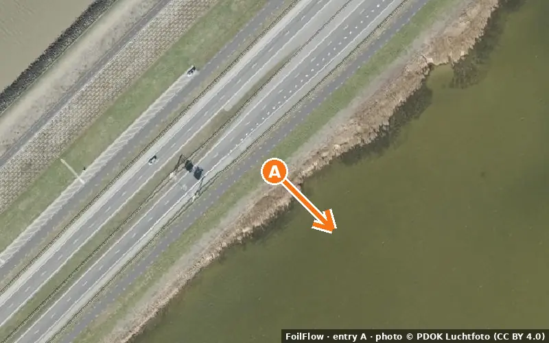 Aerial photo of entry A at Kornwerderzand: the arrow points onto the water, P = car parks