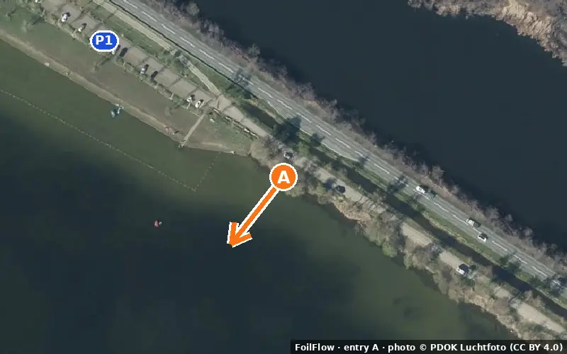 Aerial photo of entry A at Kortenhoef: the arrow points onto the water, P = car parks